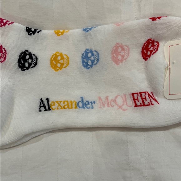 Alexander McQueen White Socks with Multicolor Skull Pattern - Picture 2 of 5